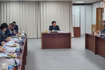 가공공장 건립사업 기본 및 실시설계 최종보고회의를 하고 있는 박홍률 목포시장