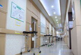 이 사진은 1층 병실사진입니다. 병실문쪽 복도에 보행을 도와주는 기구들이 배치되었습니다. 
