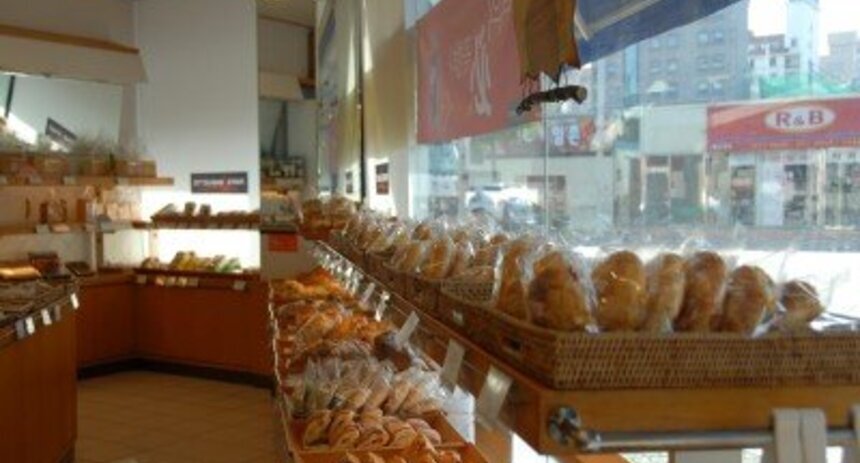 이 사진은 파리바게트 내부사진입니다. 빵이 2층으로 된 선반에 진열되어있습니다. 