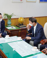 (10.12.시장실) 목포신항만(주) 정인영회장 운곡장학금 기탁