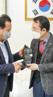 (12.06.시장실) 세금바로쓰기 납세자운동 예산운영평가 최우수지자체 대상 시상식