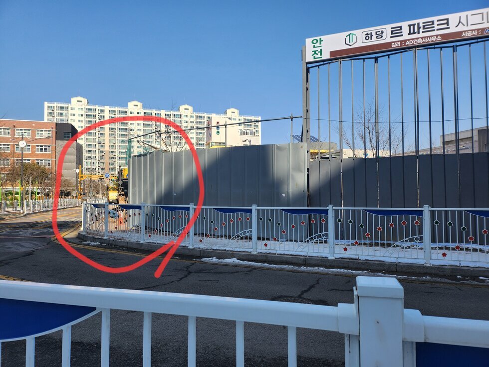 통학로에있는포크레인