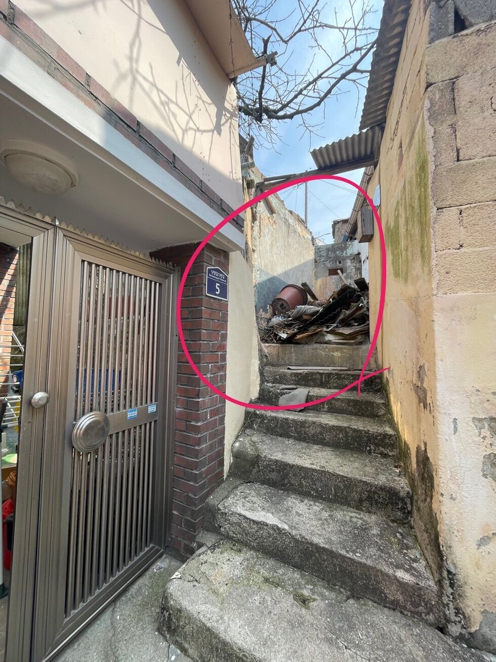 저희집 대문 옆에 폐가의 대문이 사라진 상태에서 쓰레기가 끊임없이 유입되고 있는 사진입니다.