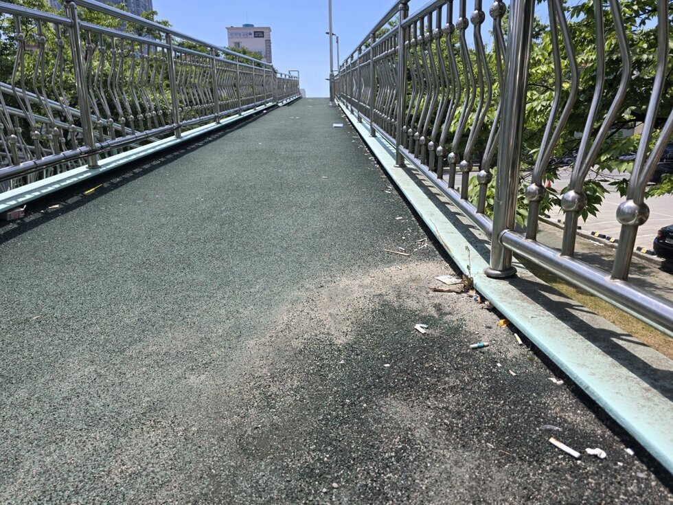 육교 담배 꽁초등 상채