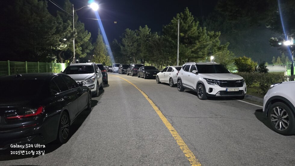양쪽 도로에 주차한 차량들