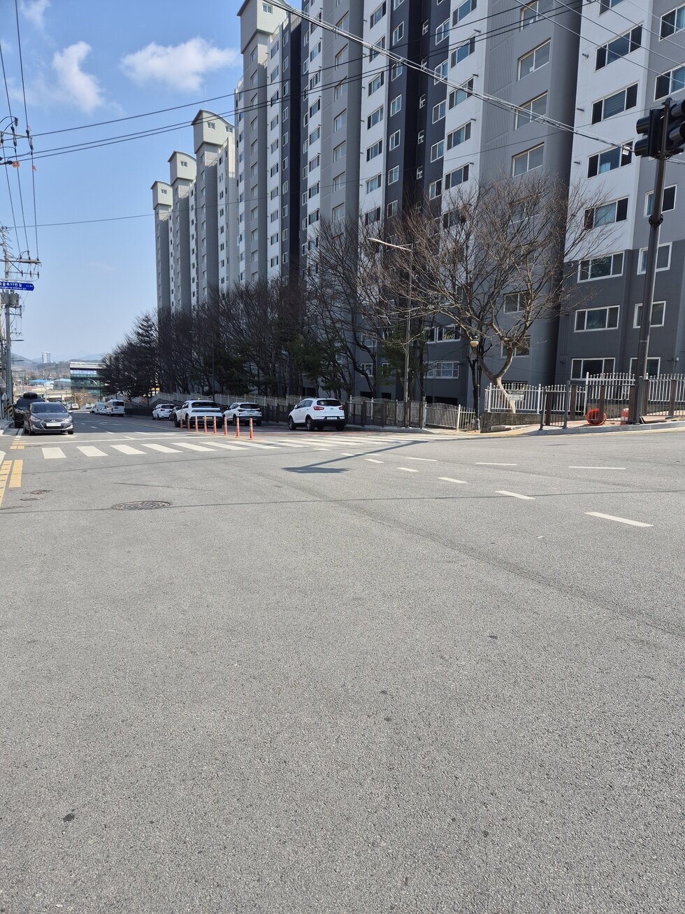 샘물교회 아래쪽에 횡단보도가 있지만, 돌아가야 하기 때문에 학생들이 이용하지 않는 경우 많음