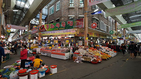 시장상인과 상가가 즐비해 있는 동부시장 내부 전경