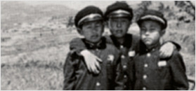 모자와 검정교복을 입고 친구들과 찍은 김현작가의 학창시절 모습