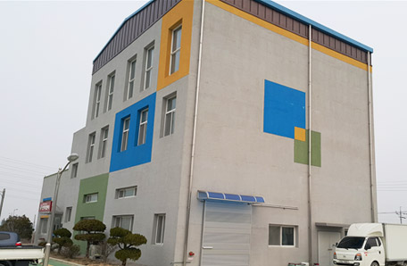 회색 건물에 노란색 파란색 초록색으로 포인트가 되어 있는 소망자립센터 건물 모습