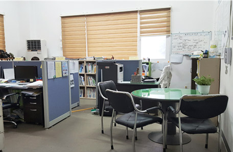 소망자립센터 사무실 내부 모습으로 동그란 탁자에 의자 3개가 놓여있고 그옆에 파티션이 배치되어 있는 모습