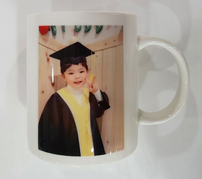 흰 머그컵에 아이사진이 프린팅 되어있는 모습