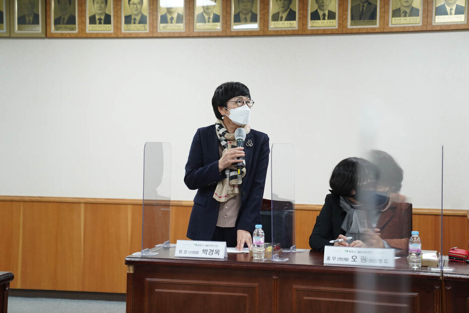 (03.31.상황실) 간담회를 진행하는 박경옥 회장의 모습