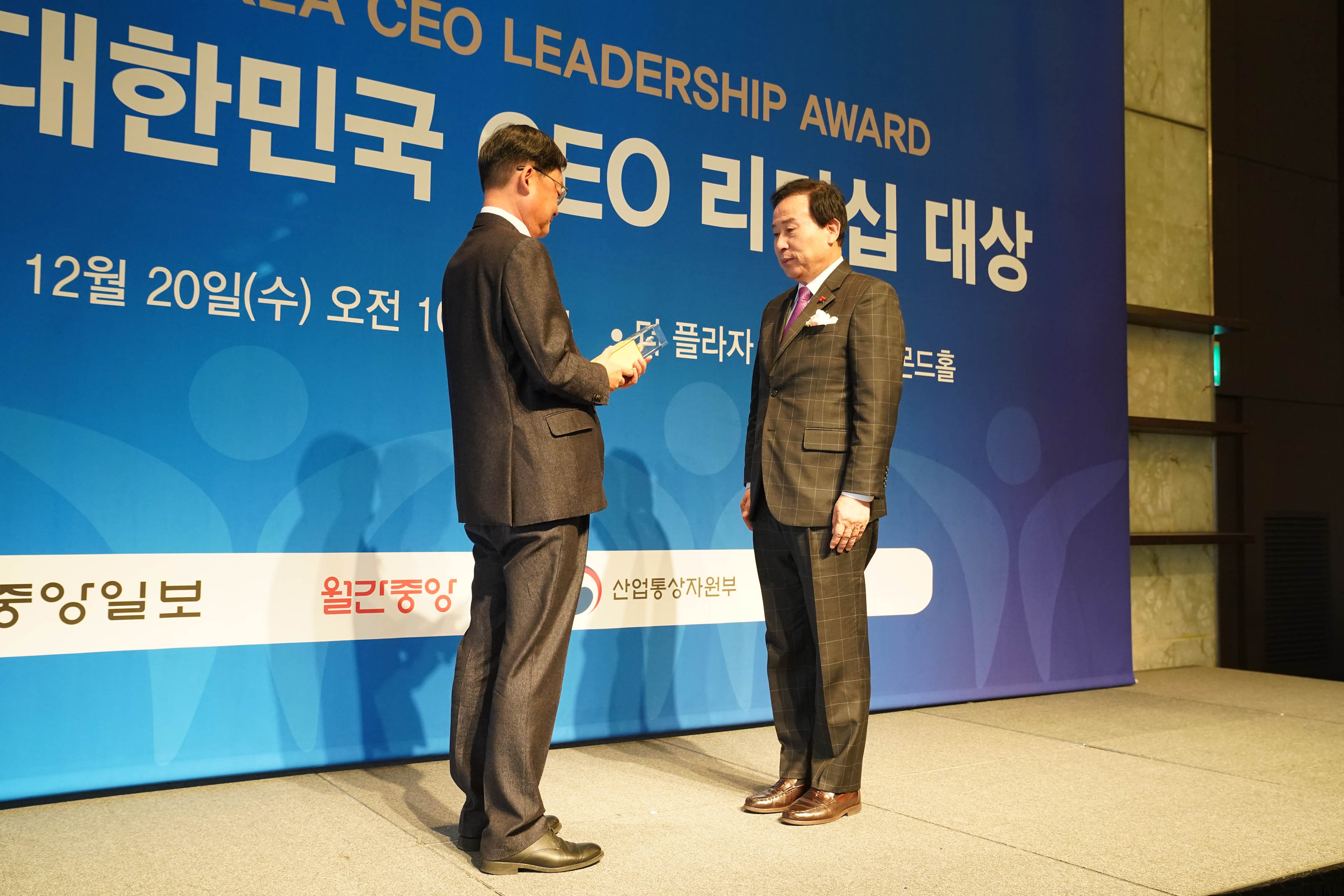 제 12회 KOREA CEO LEADERSHIP AWARD 2024 대한민국 CEO 리더쉽 대상 배경을두고 단상위에서 수상중인 관계자와 박홍률 목포시장