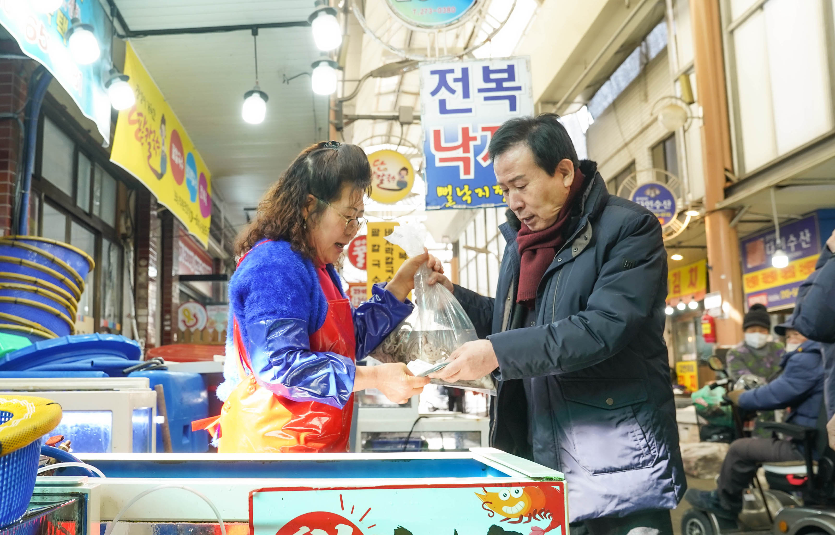 직접 해산물을 구매하고있는 박홍률 시장