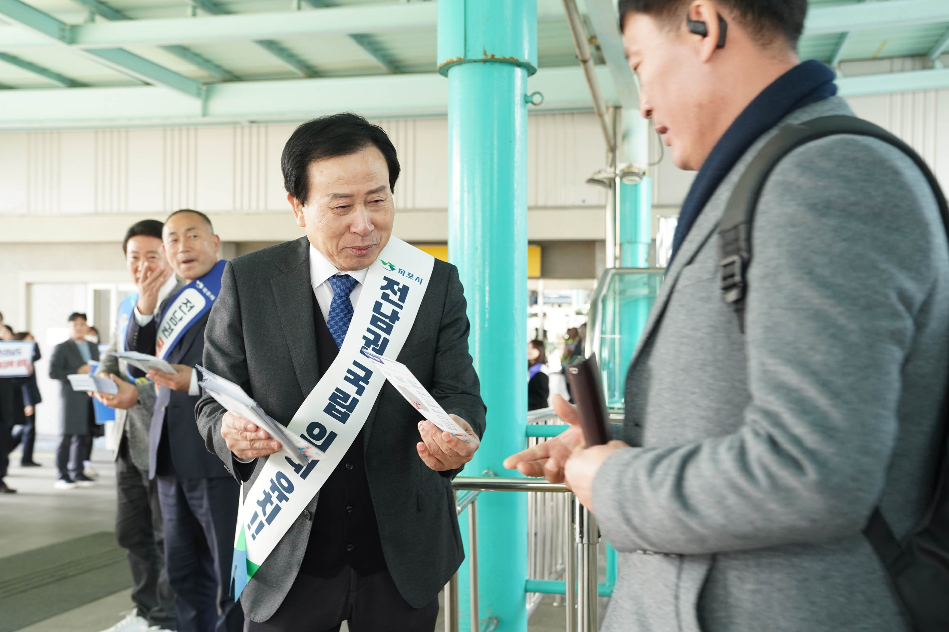 전남권 국립의대 유치!! 슬로건을 걸치고 홍보 팜플렛을 나눠주고있는 박홍률 시장