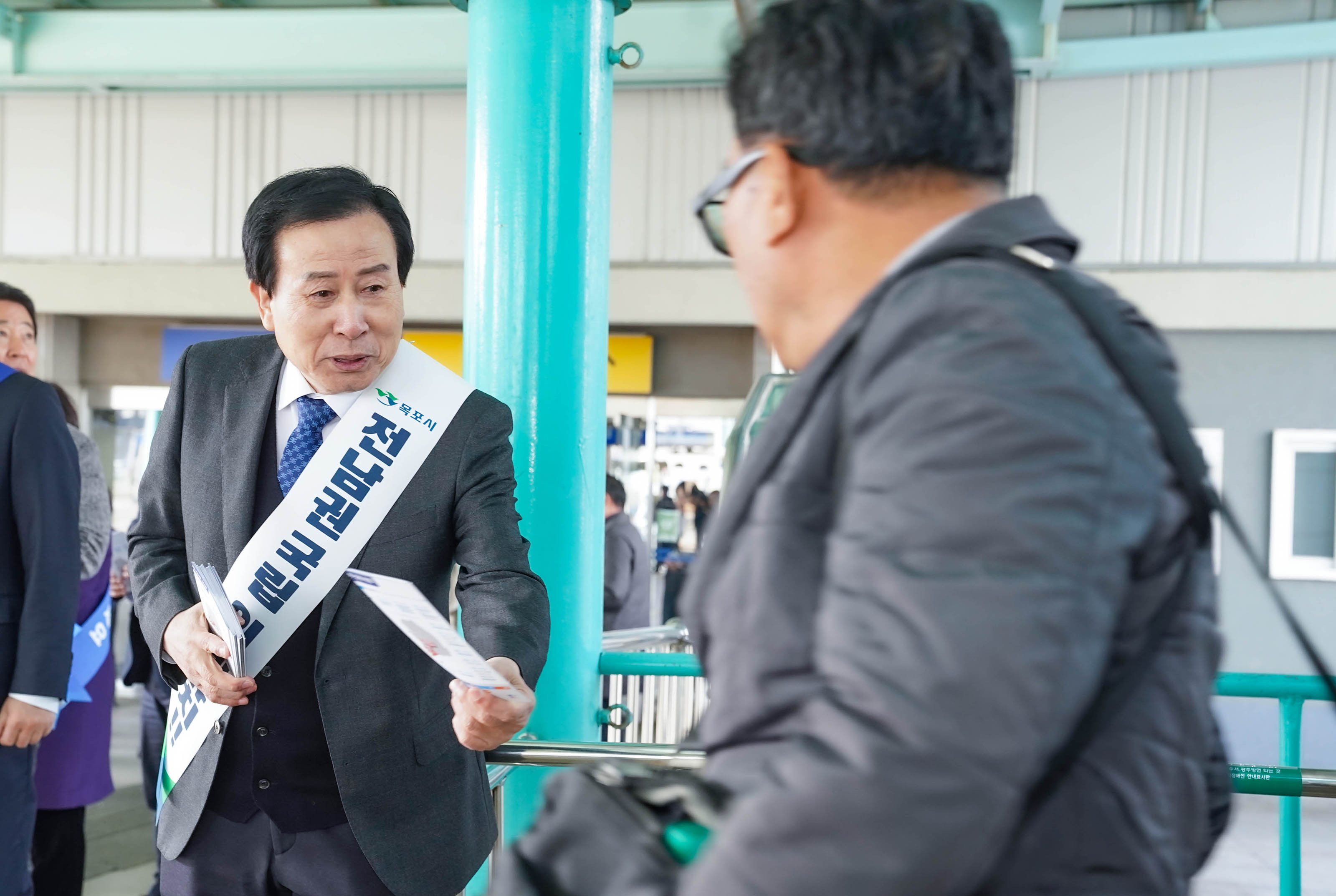 전남권 국립의대 유치!! 슬로건을 걸치고 홍보 팜플렛을 나눠주고있는 박홍률 시장2