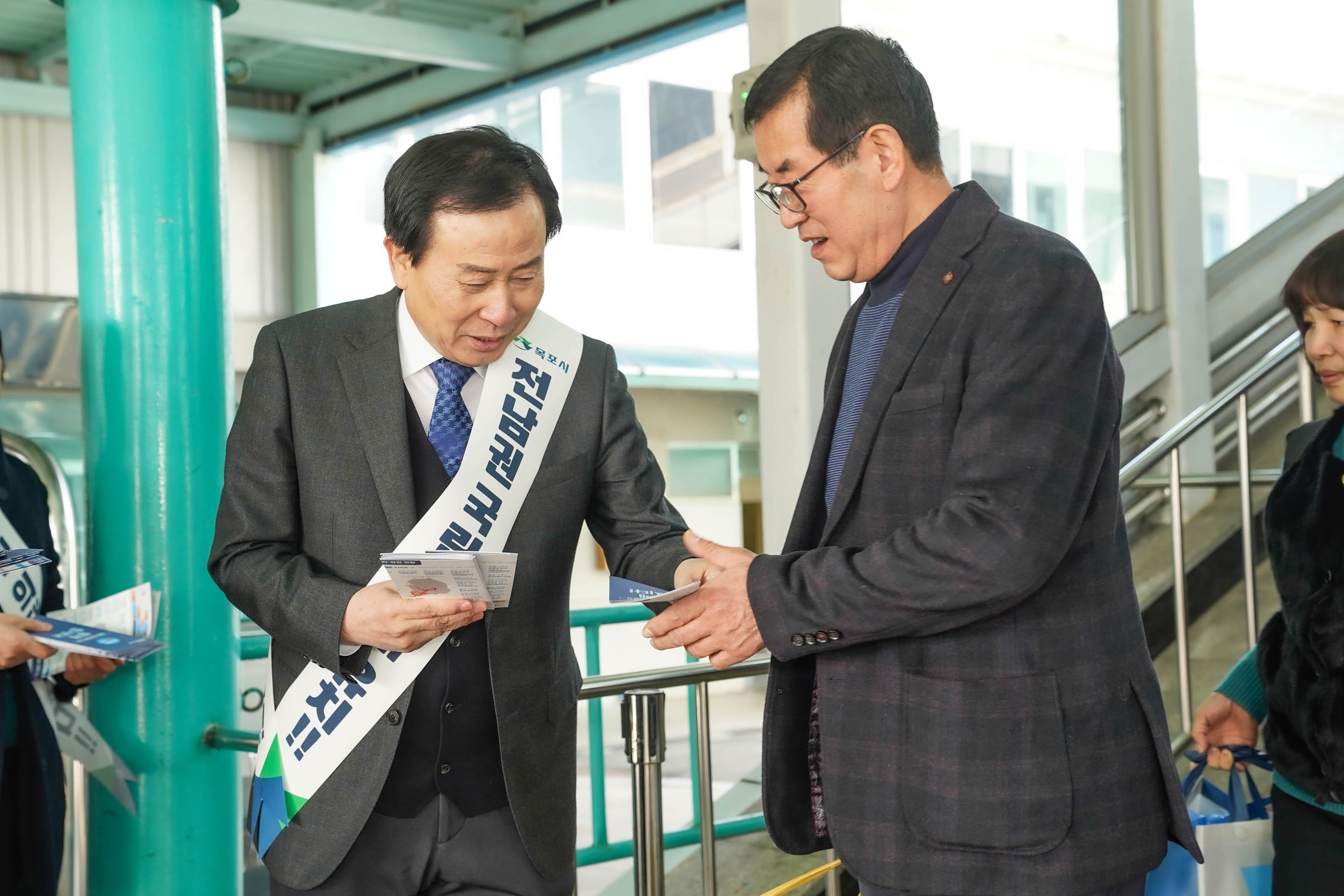 전남권 국립의대 유치!! 슬로건을 걸치고 홍보 팜플렛을 나눠주고있는 박홍률 시장3