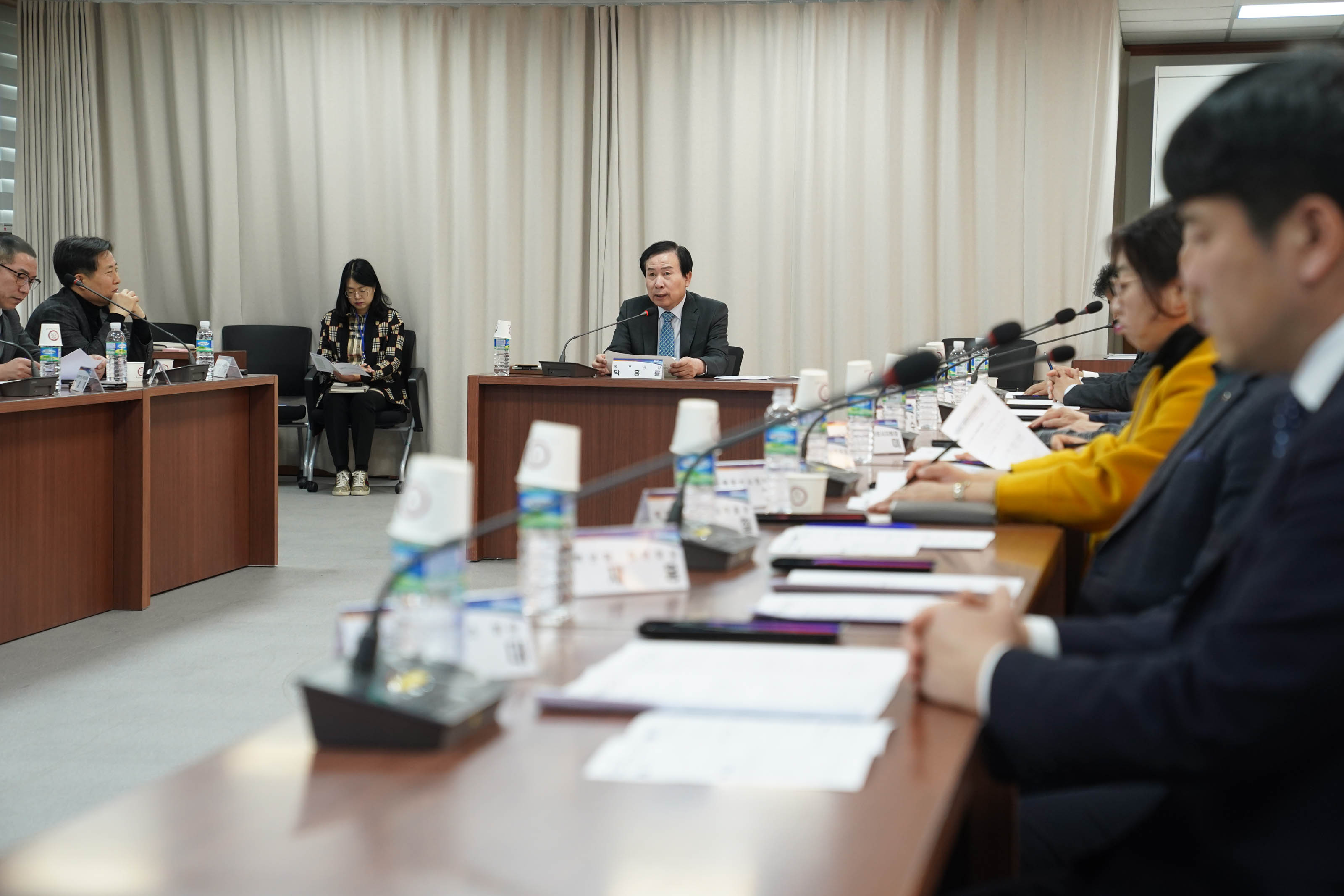 두 줄로 놓인 회의 테이블 가운데 박홍률 시장 1인 테이블이 있고 위원들을 바라보며 얘기를 하고 있다. 