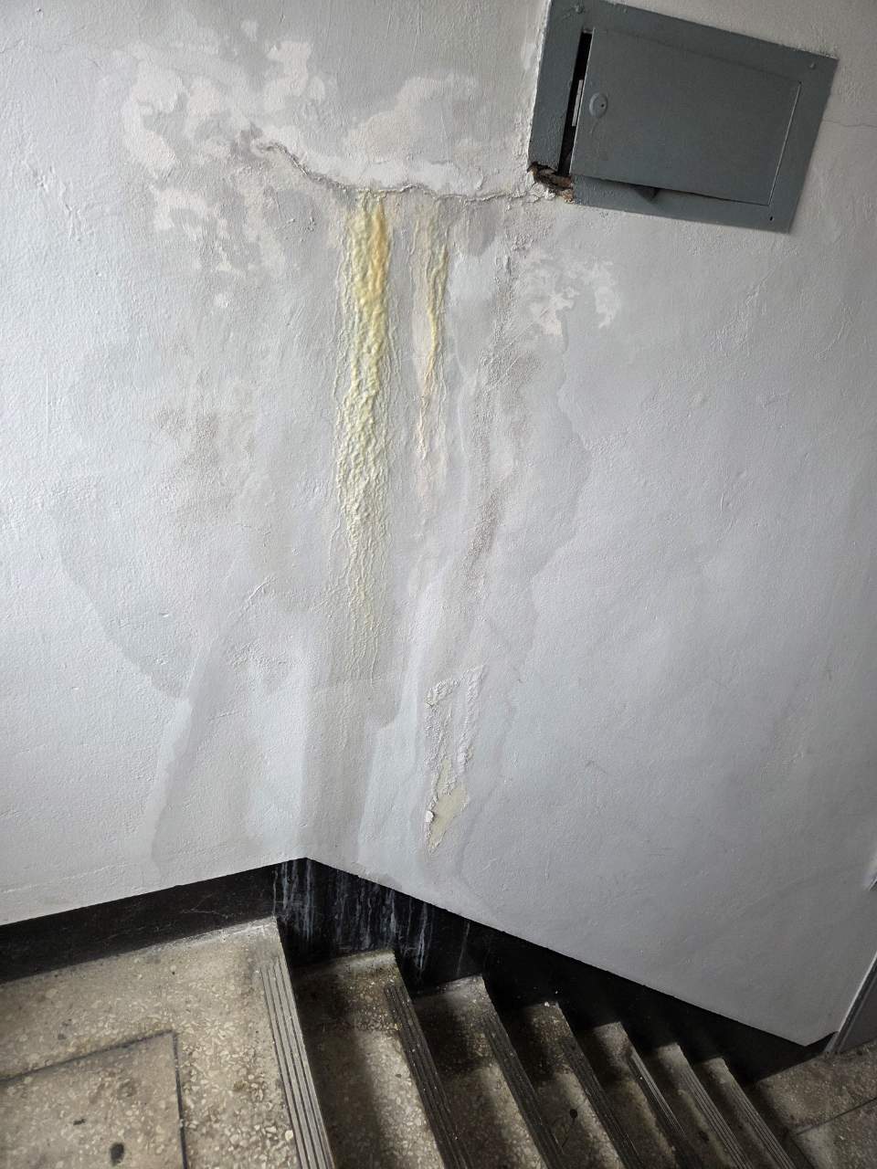 계단 바닥 벽면 시설물 누수