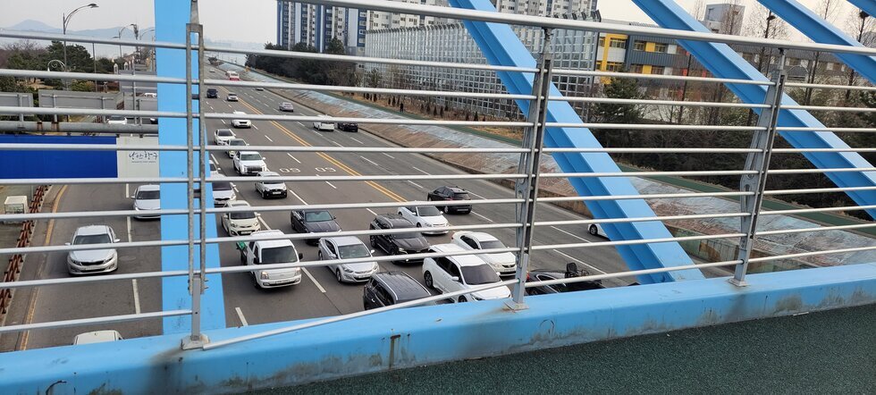 인공폭포 앞 육교 상단부 핸드레일 낙하 위험 건