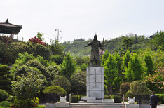 초록 빛 나무들 앞으로 이순신 장군 동상이 우뚝 서 있다