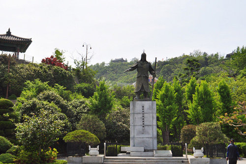 초록 빛 나무들 앞으로 이순신 장군 동상이 우뚝 서 있다