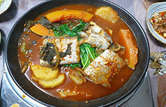 빨갛게 물든 무와 갈치가 맛깔스럽게 담겨 있는 모습