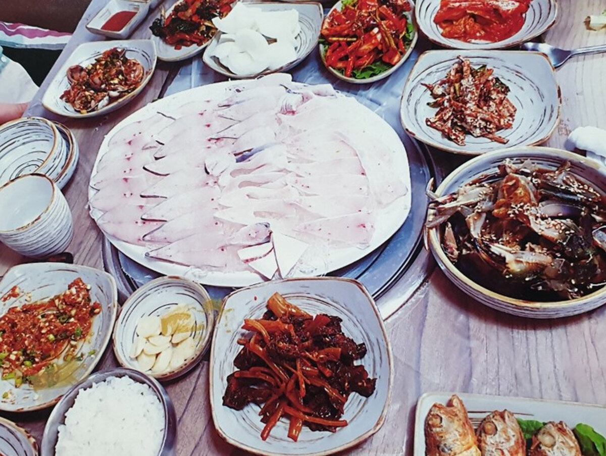 남도랑 간판이 달린 건물 외관 모습