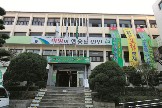 2011년 구 신안군청 본관 정면모습