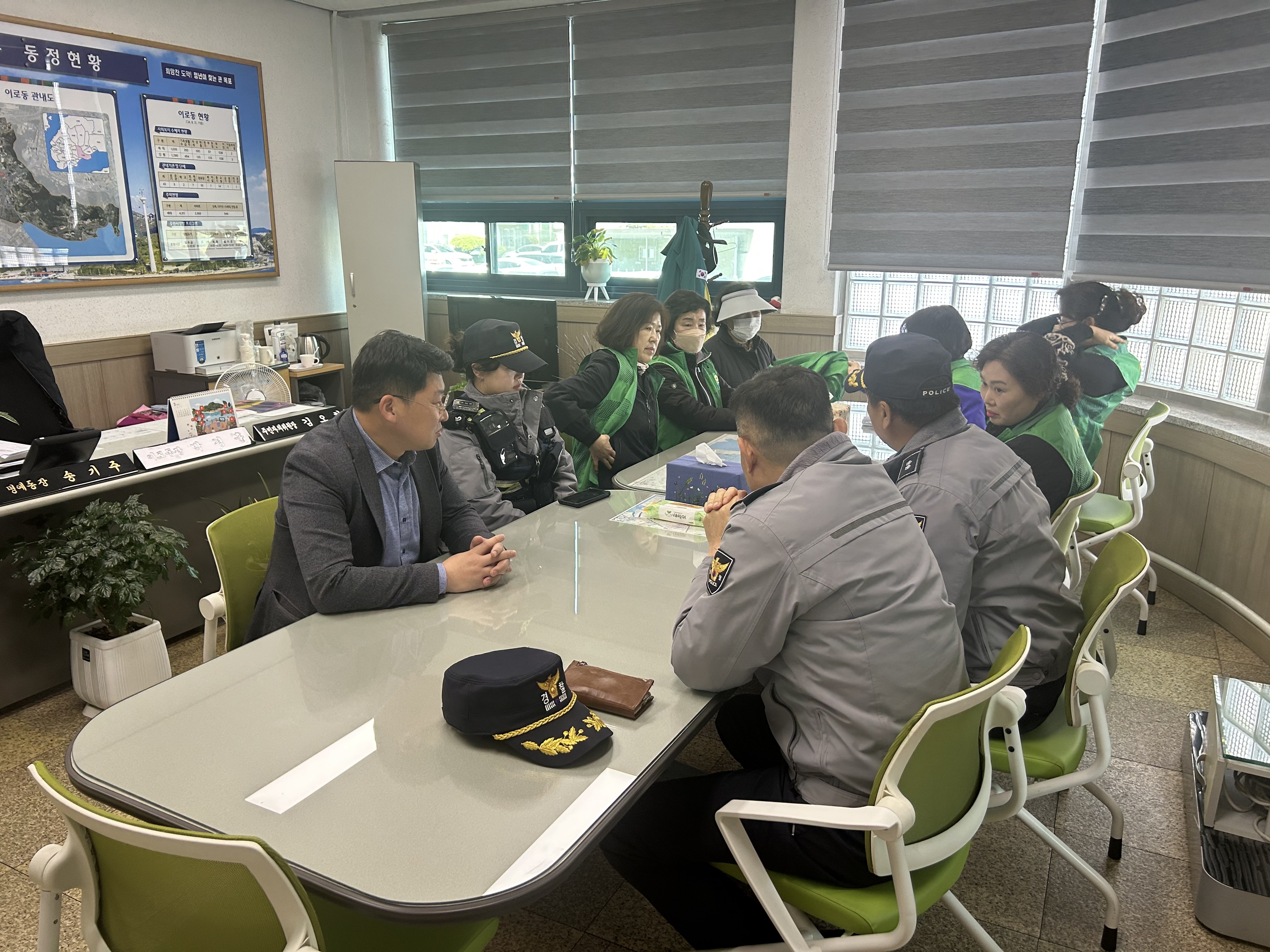 이로동 행정복지센터, 이로파출소, 이로동 새마을부녀회 관계자 10명이 실내 회의실에서 회의를 진행하고 있는 모습