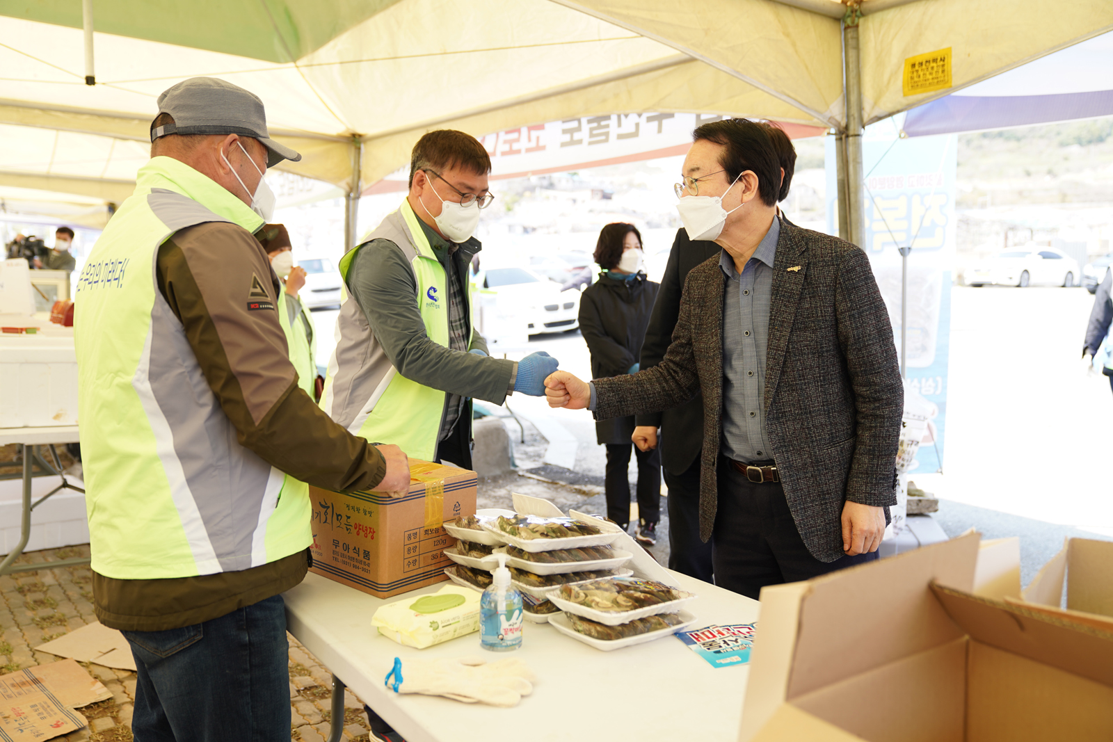 (04.12.조선내화앞) 수산물 판로확대(드라이브스루) 행사 격려 방문
