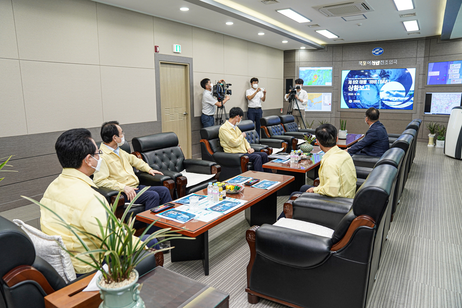 (08.25.어선안전조업국,하당배수펌프장) 김영록 도지사 제8호 태풍 대비 사전 점검 - 도지사님 외에 5분이 거리를 두고 앉아서 태풍과련 영상을 보면서 회의중.