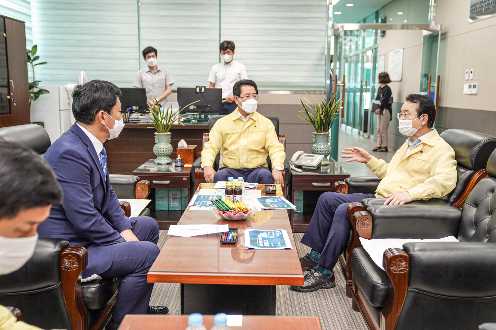 (08.25.어선안전조업국,하당배수펌프장) 김영록 도지사 제8호 태풍 대비 사전 점검 - 일정거리를 두고 회의실의자에 앉아서 회의중.