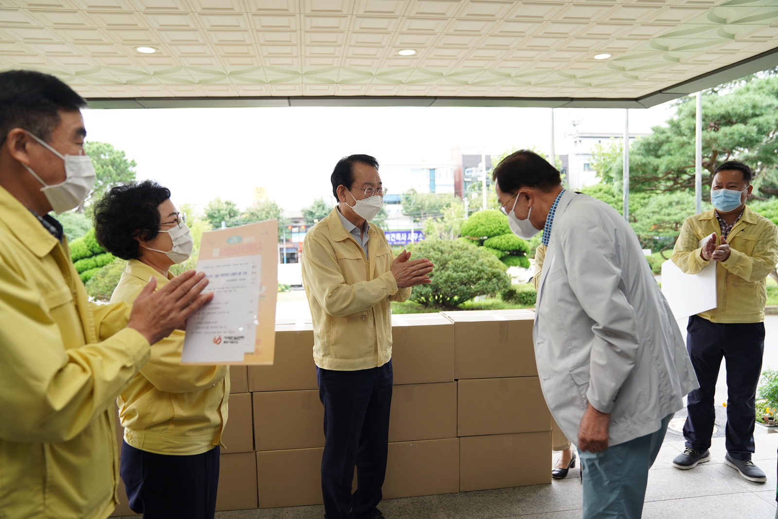 (09.09.시장실) 배광언 전 도의장 코로나19 대응직원 격려 위문품 전달