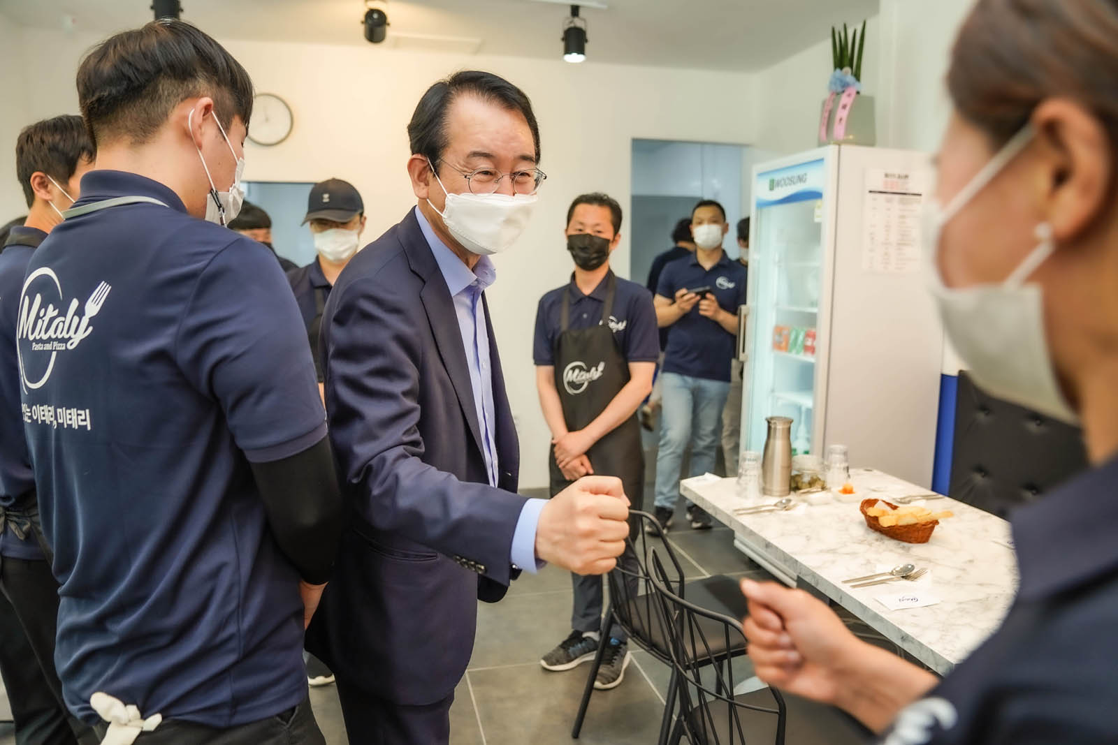 시장님이 직원들과 주먹인사를 나누고 있다