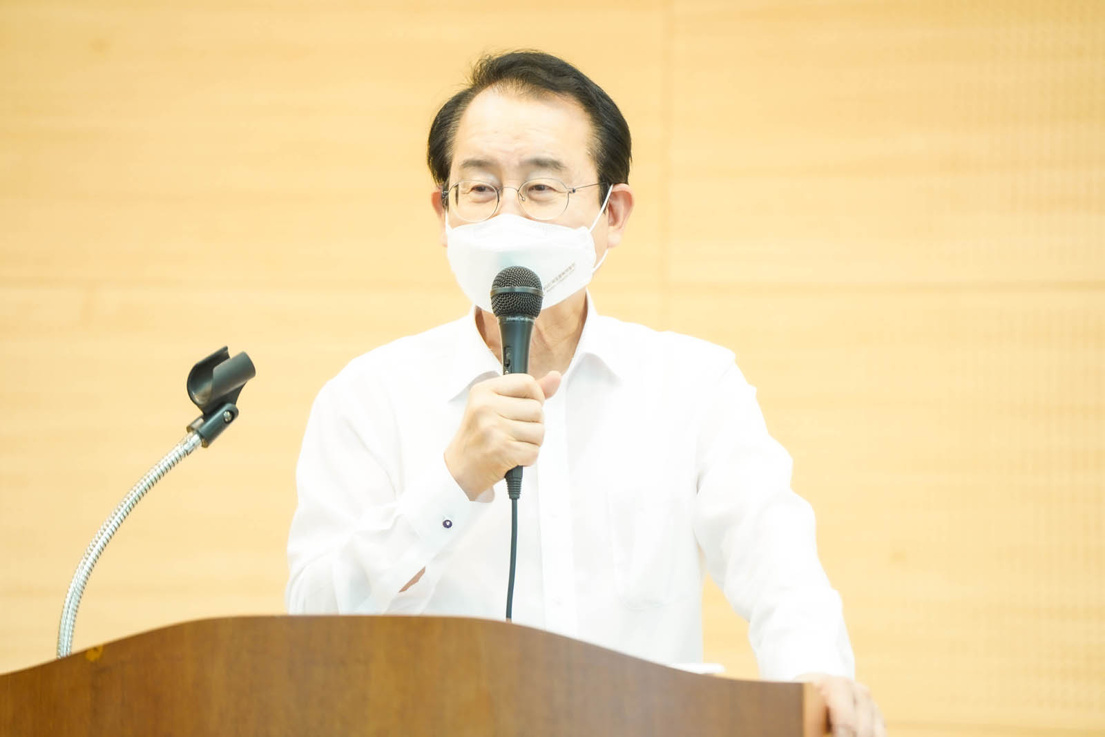 제1기 더민주 목포 청년정치 아카데미에서 연단에 서서 연설 중인 시장님을 가까이에서 찍은 사진이다