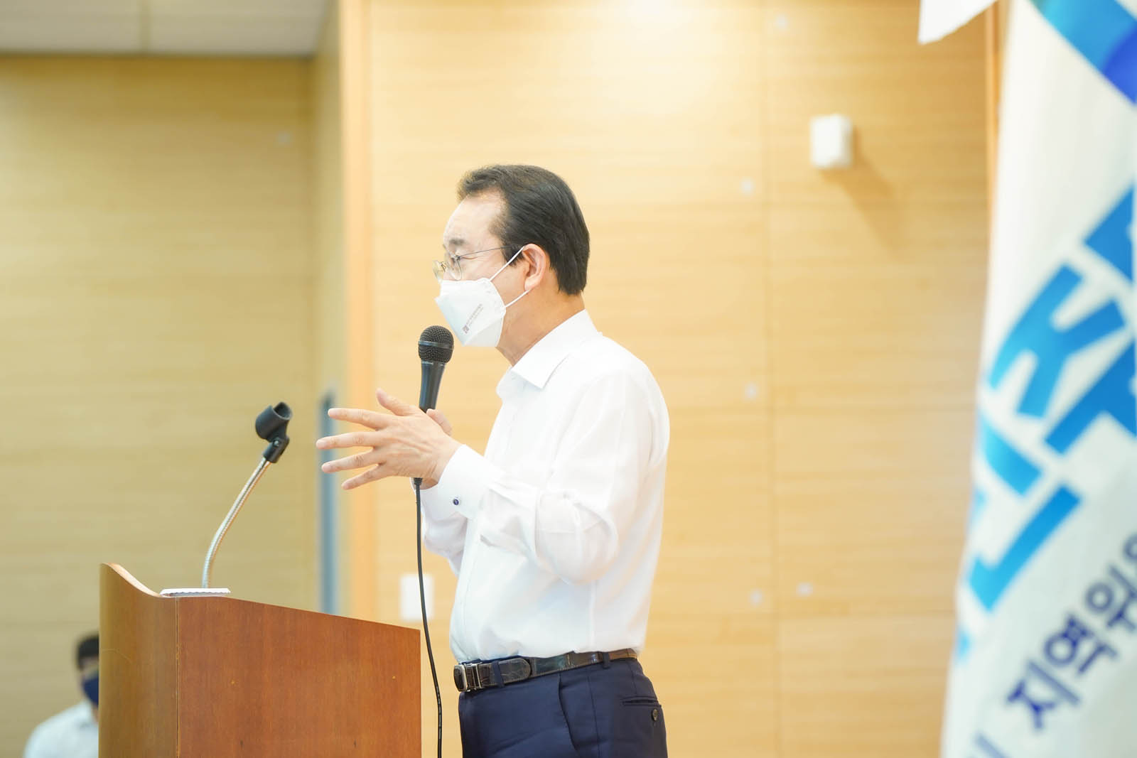 제1기 더민주 목포 청년정치 아카데미에서 연단에 서서 연설 중인 시장님을 측면에서 찍은 사진이다