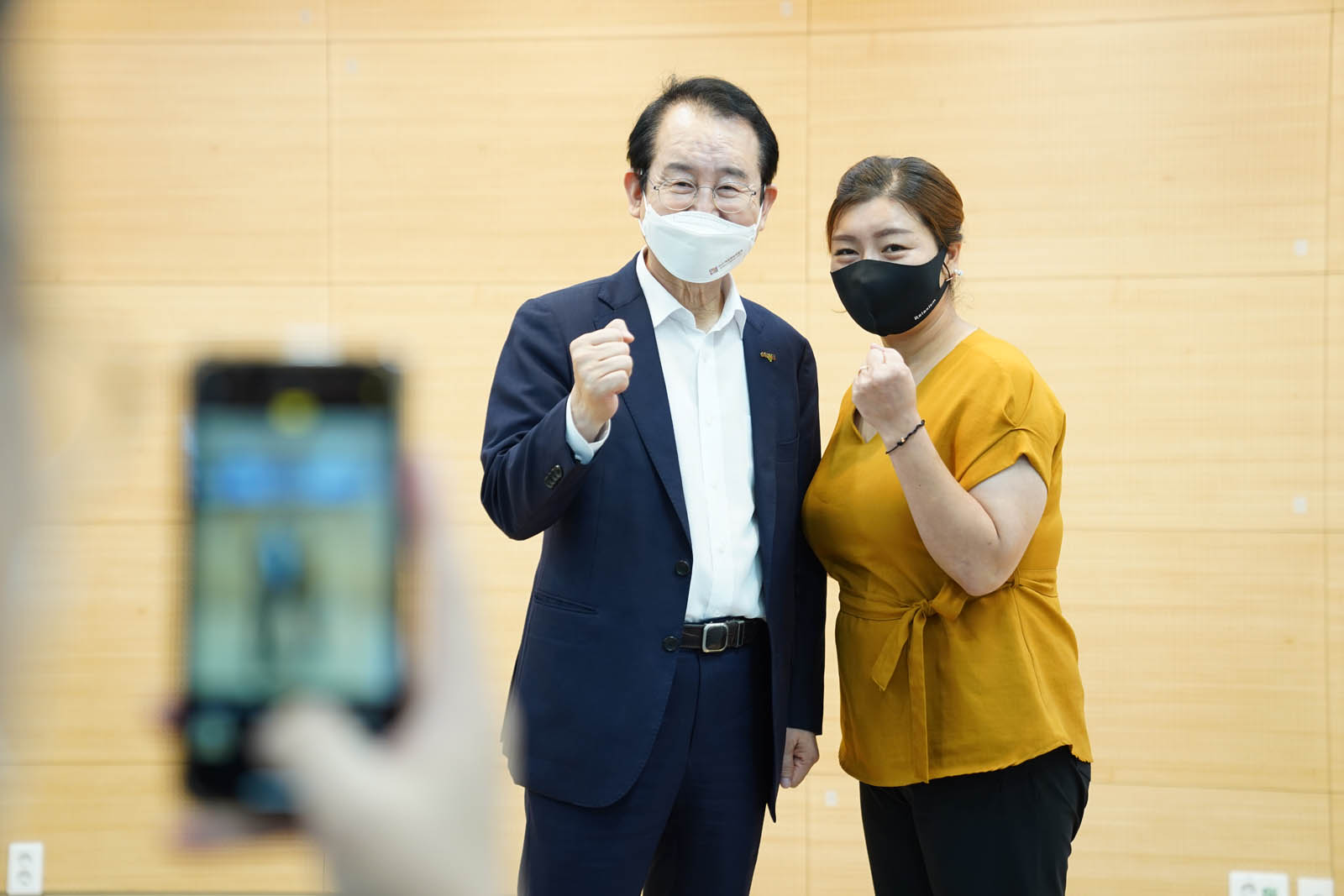 제1기 더민주 목포 청년정치 아카데미에서 노란 옷을 입은 여성분과 화이팅하며 기념촬영 중이다
