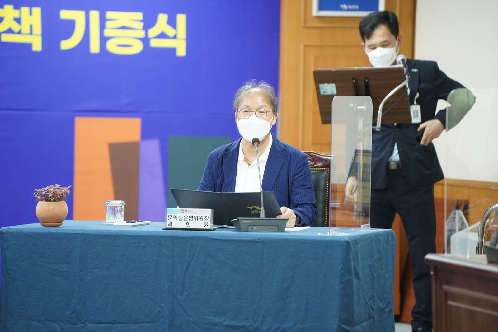 문학상운영위원장 채희윤 님이 연설을 하고 있다
