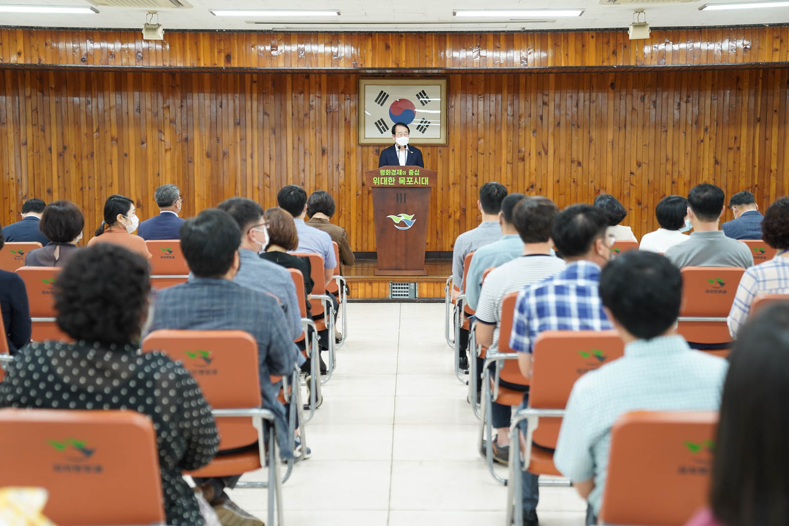 시장님이 연단에서 서서 조례로 연설 중인 사진이다.