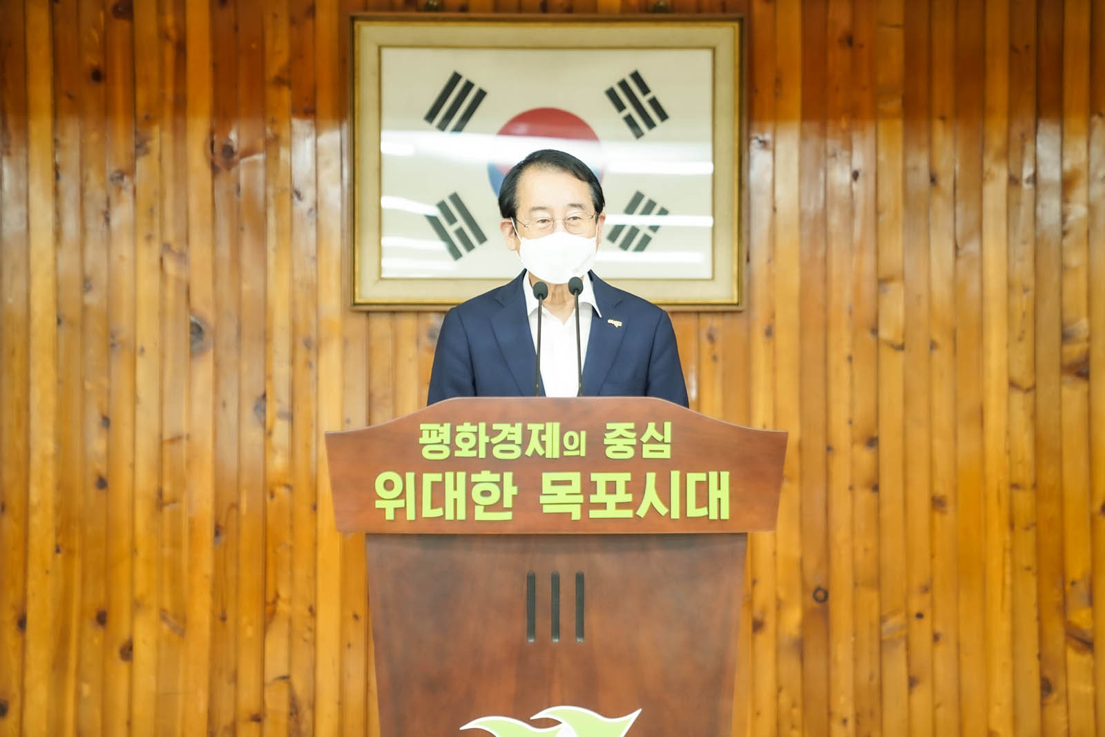 연단에서 말씀 중인 시장님 사진