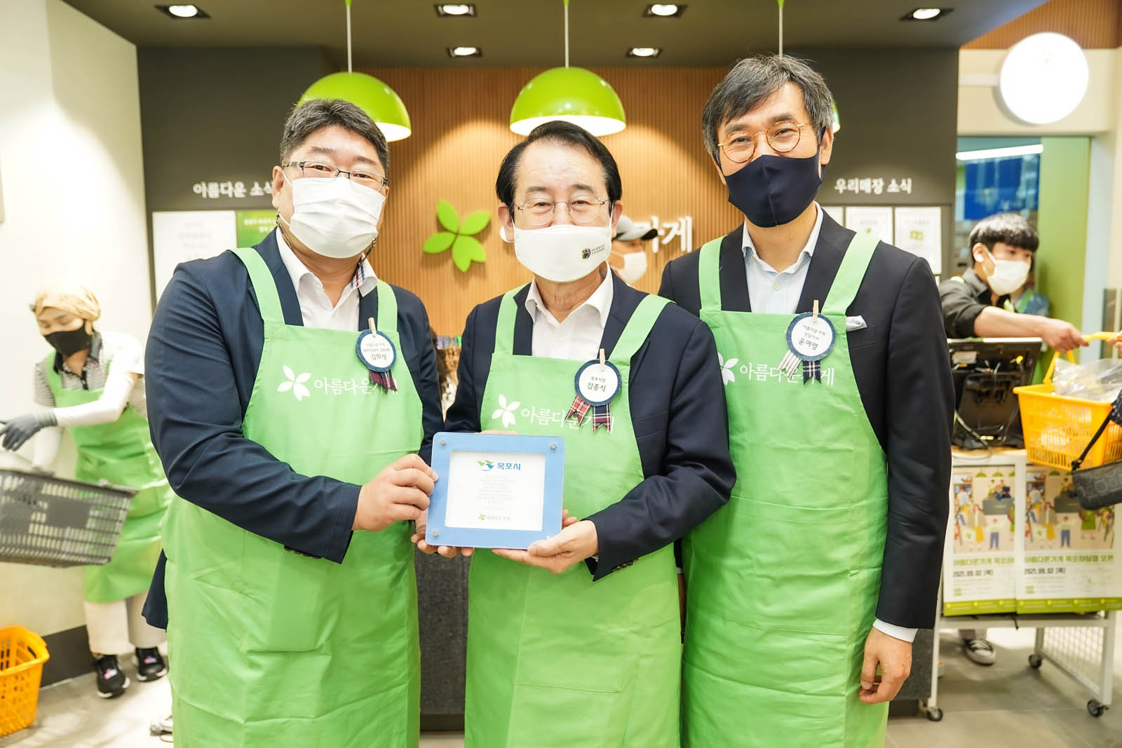 시장님을 가운데 두고 관계자들이 포즈를 취하고 있다.