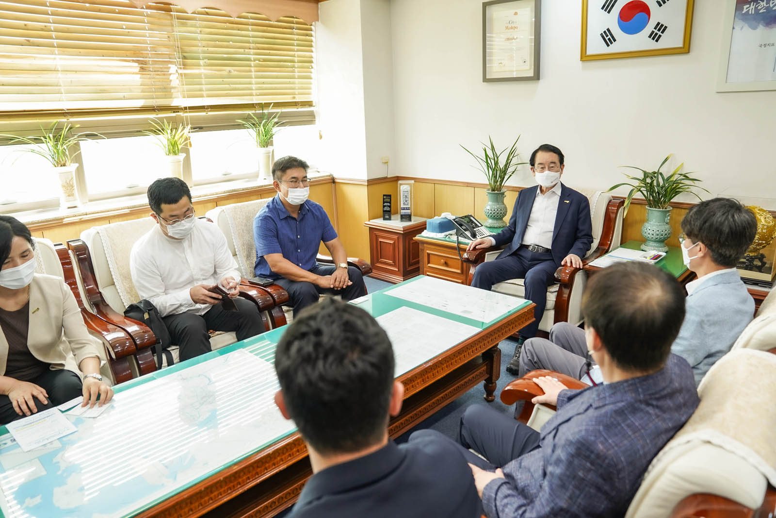시장님과 관계자들이 사무실에서 담화나누고 있는 모습