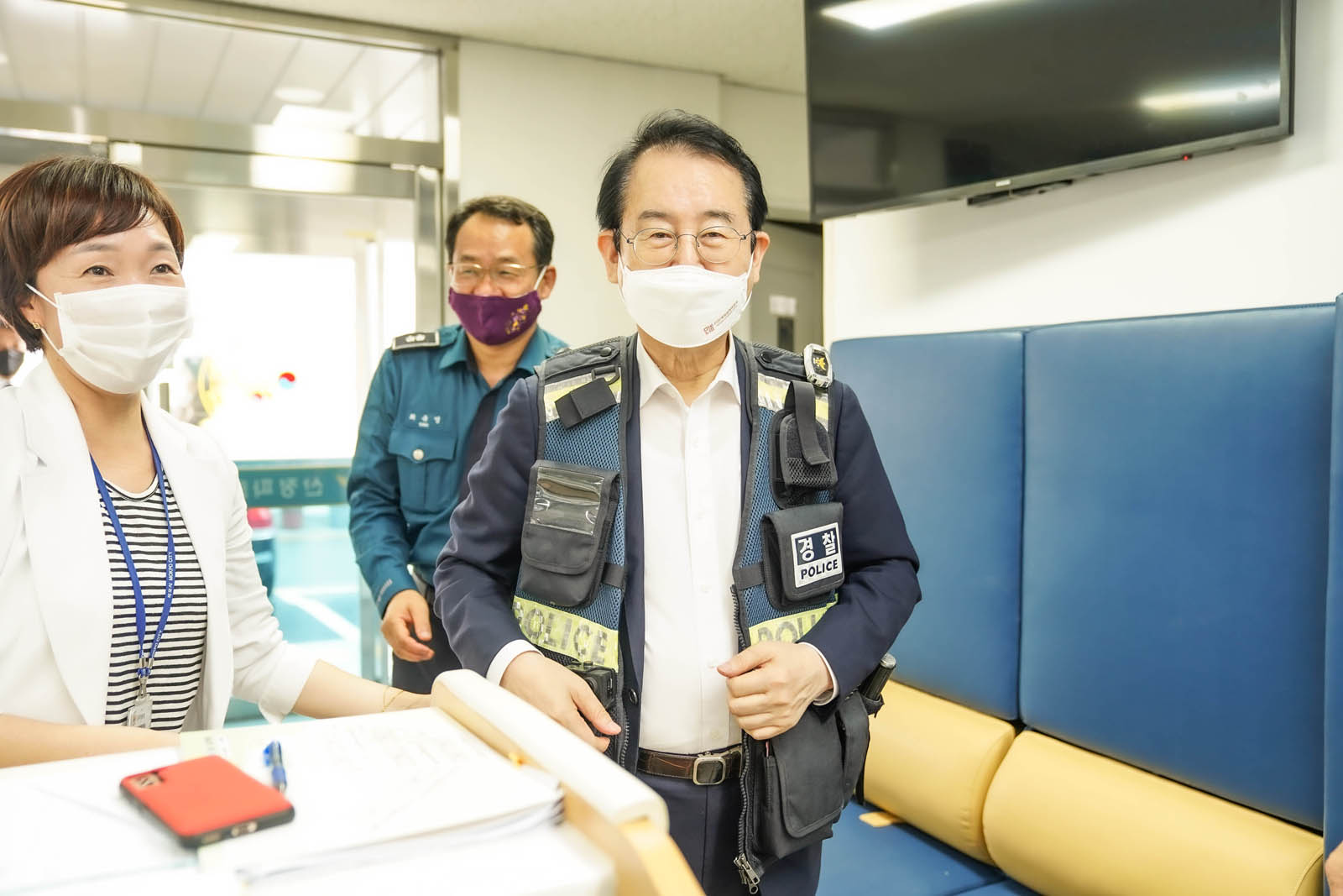 시장님이 경찰조끼를 입고 찍은 사진이다.