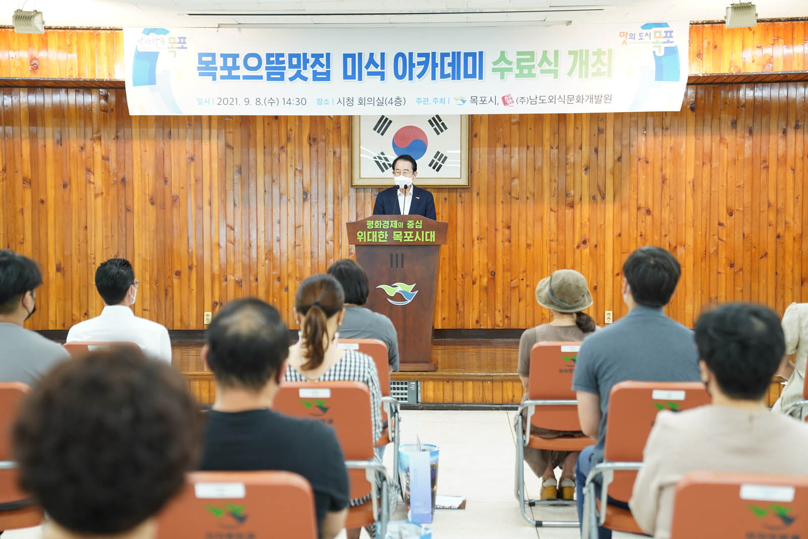 시장님이 연단에 서서 기념사를 하고 있다