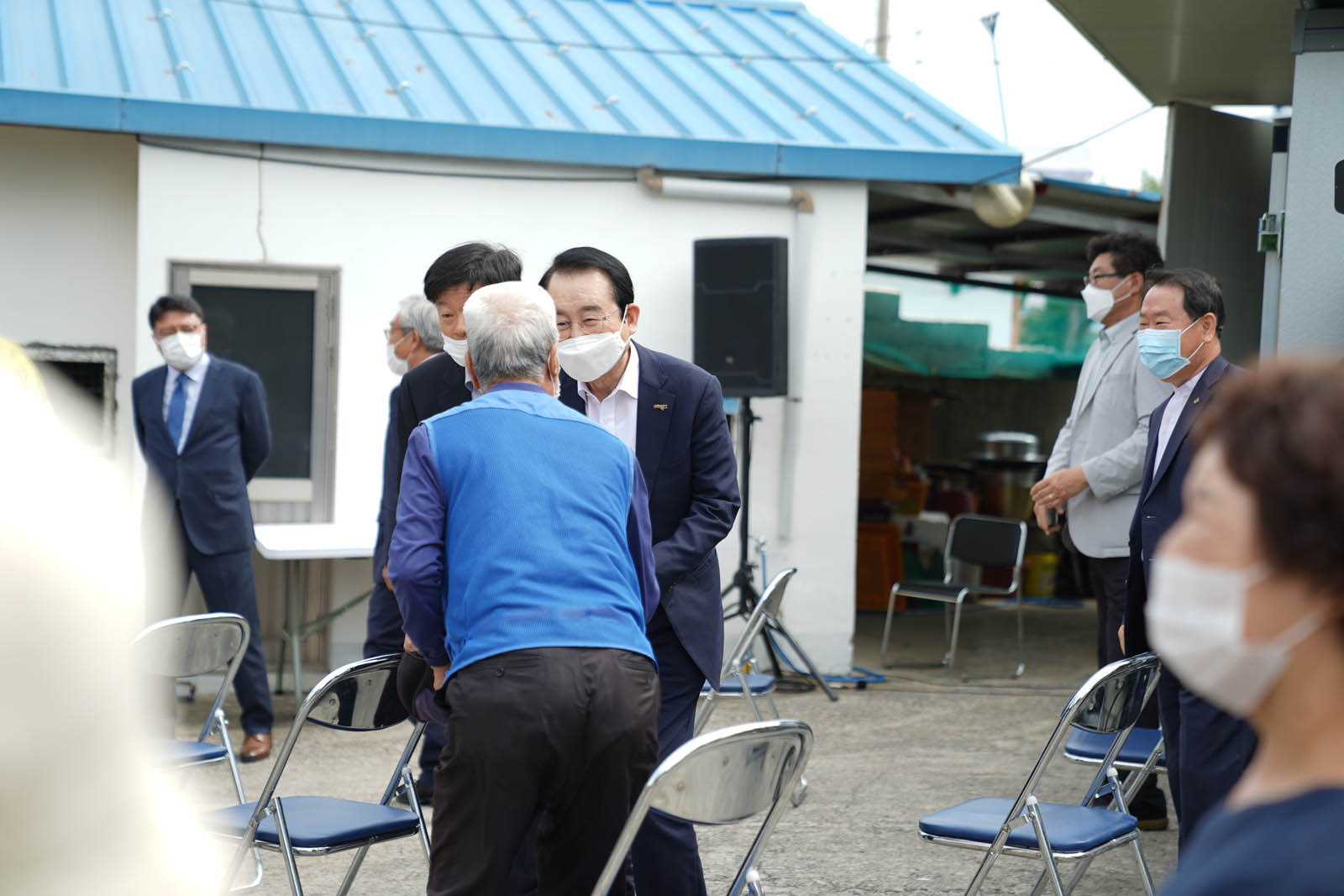 시장님이 현장에 계시는 분과 악수를 나누고 있다