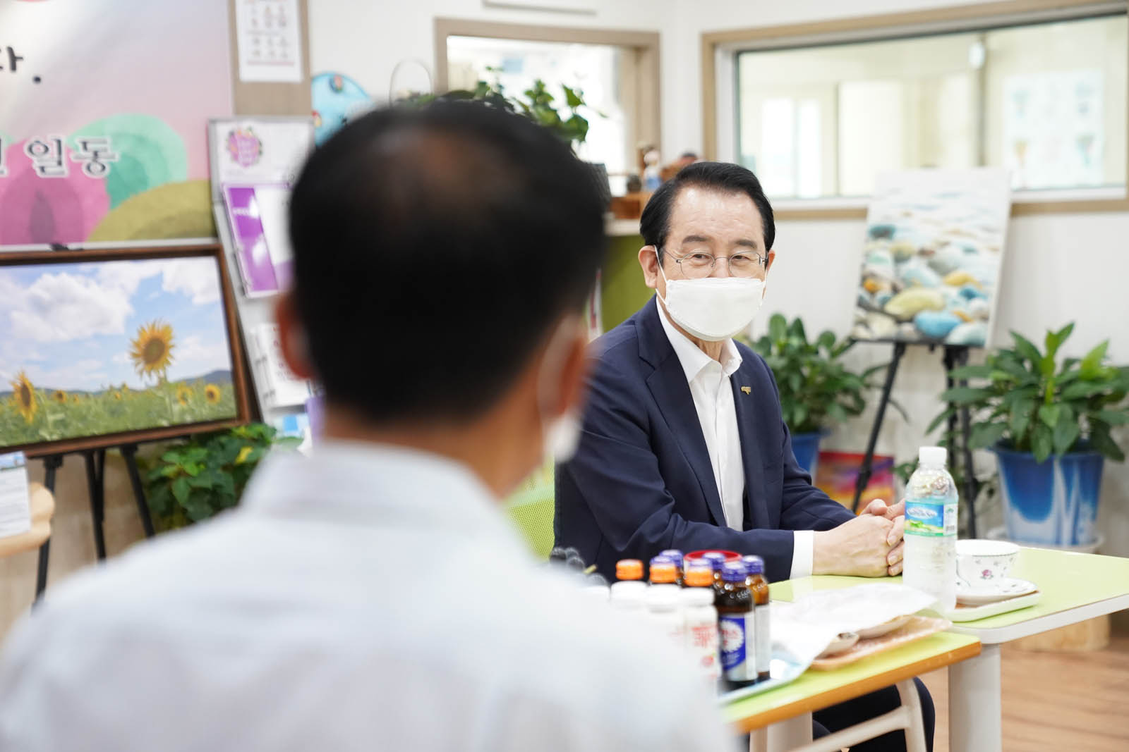 복지시설 사무실에서 담화 중인 시장님 사진