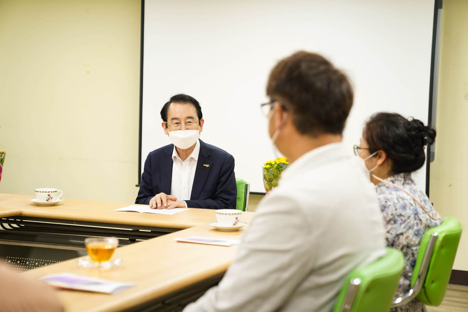 사무실에서 담화 중인 시장님 사진이다.