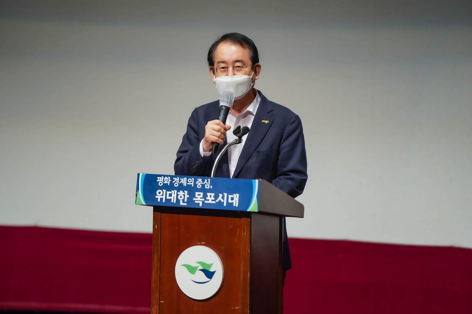 소상공인 신의장사 전략 특강에서 연설하고 있는 시장님 사진이다