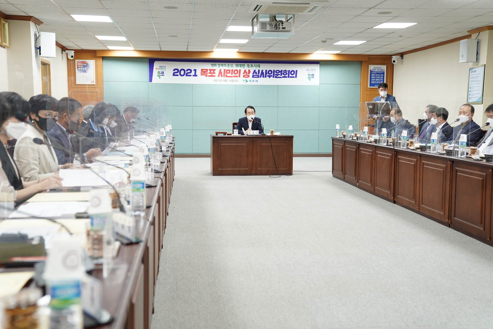 목포시민의 상 심사위원회 에서 시장님과 관계자들이 회의하는 사진이다